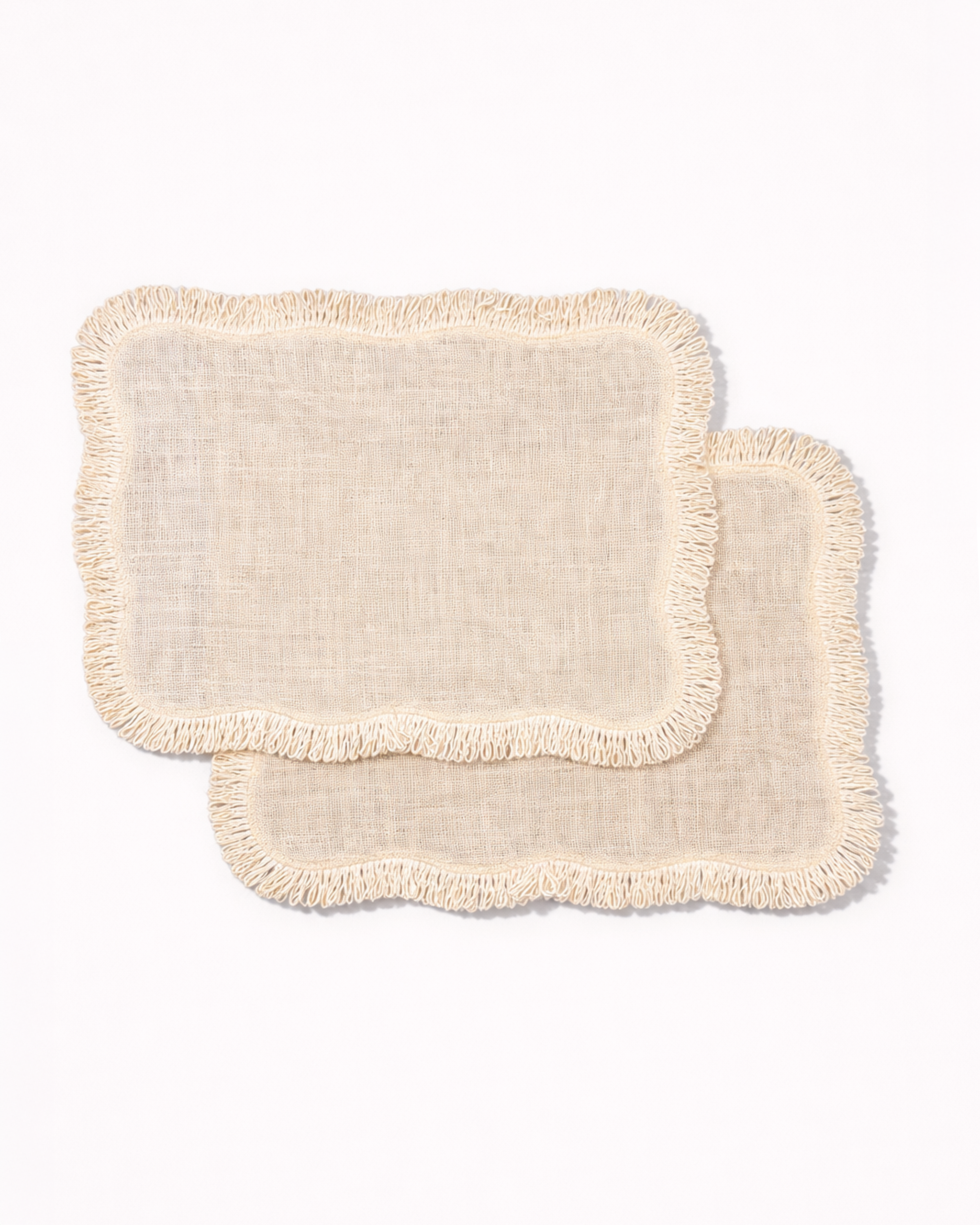 Set of two light jute placemats with fringed edges front view